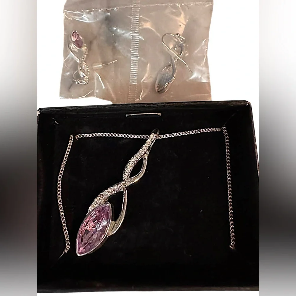 Vintage AVON Silver & Light Purple Teardrop Pendant Necklace and Earrings Set